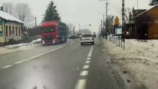 Obejrzyj nagranie. Uciekał przed policją, zderzył się z ciężarówką