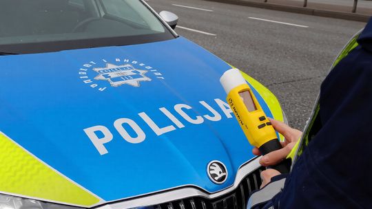 Alkomat w dłoni policjantki