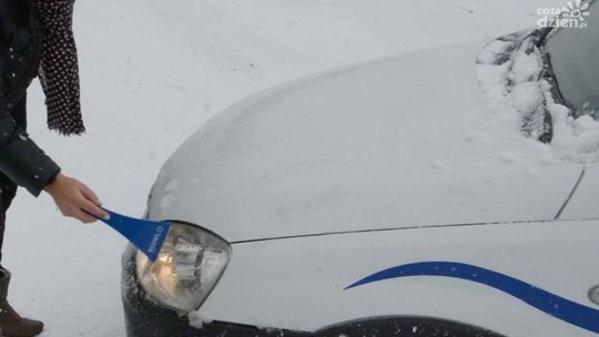 Odśnieżanie samochodu to obowiązek kierowcy