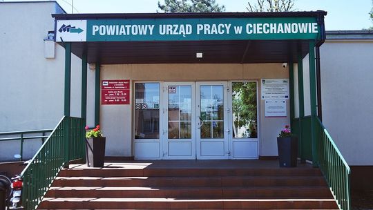 Wejście do budynku Powiatowego Urzędu Pracy w Ciechanowie