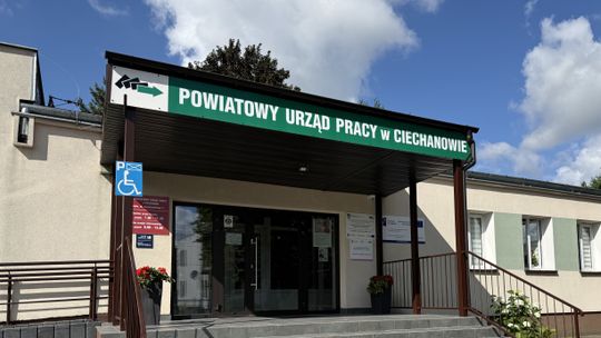 Wejście do Powiatowego Urzędu Pracy w Ciechanowie