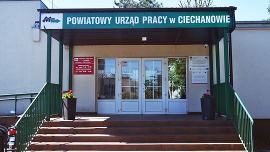 Wejście do Powiatowego Urzędu Pracy w Ciechanowie