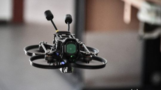 Oko w chmurach, strzał z ukrycia. Wspólne manewry snajperów i operatorów FPV w Zegrzu