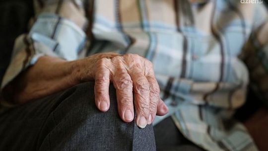 Okradła seniora i uciekła, szuka ją policja