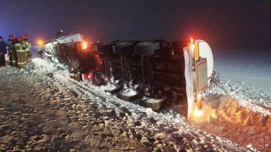 Opinogóra Dolna. Scania z cysterną wjechała do rowu