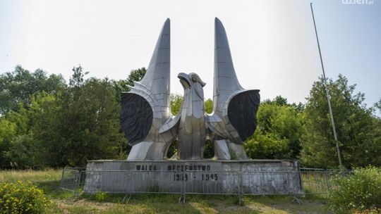 Orzeł, który budzi kontrowersje. Miasto chce wyremontować pomnik, mieszkańcy domagają się likwidacji, wojewoda wszczyna postępowanie