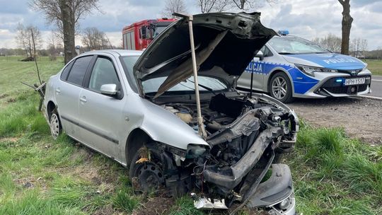 Osobówka dachowała pod Glinojeckiem