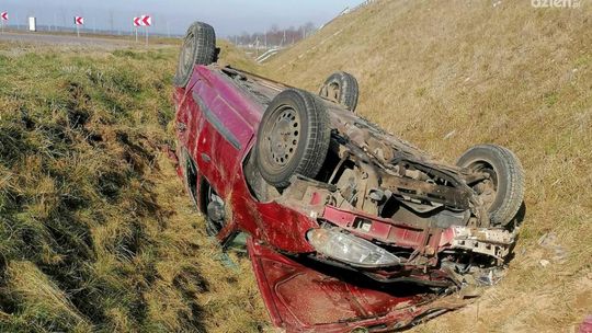 Osobówka wypadła z drogi. 4 osoby ranne, w tym troje dzieci
