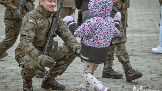 Żołnierz WOT po jego przysiędze,  z dzieckiem