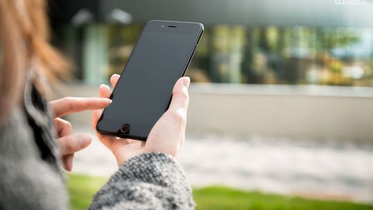 Oszuści okradli kobietę na 2200 zł! Kliknęła w fałszywy link do kuriera