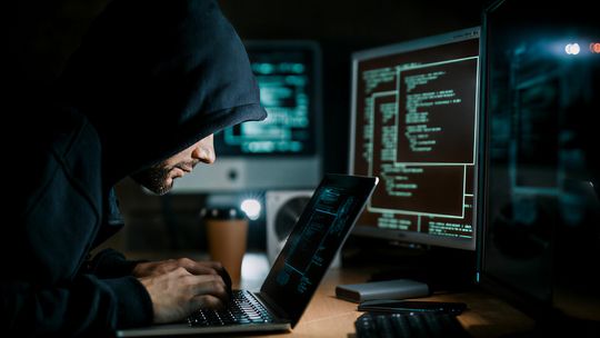 Oszuści w jeden dzień stosują cztery różne metody: Od BLIKA po fałszywe inwestycje w kryptowaluty