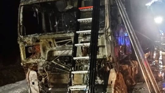 Palił się TIR przewożący makulaturę. Gasiło go 22 strażaków. 