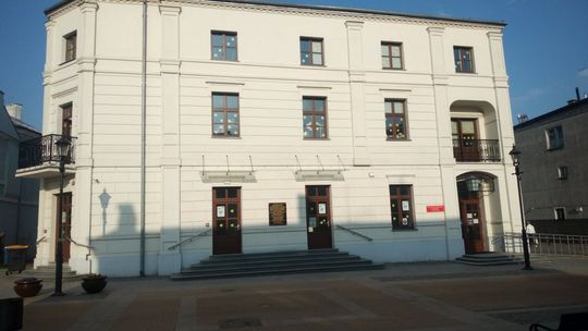 PBP w Ciechanowie. W oknach pojawiły się żonkile! Dlaczego?