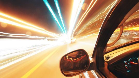 Ilustracja szybkiej jazdy samochodem