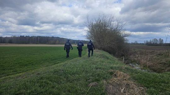 Policjanci na Sona podczas poszukiwań