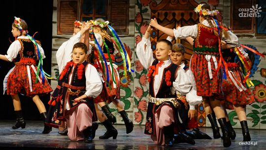 "Piękna nasza Polska cała" - wspaniały koncert w Ciechanowie. Premierowe wykonania, owacje, muzyka, taniec i śpiew