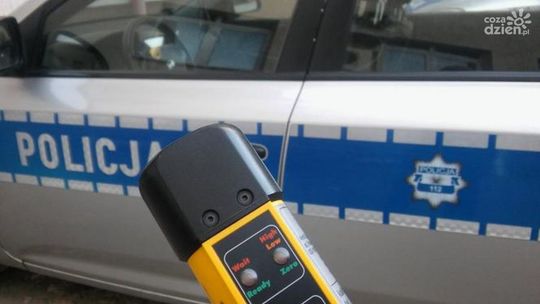 Pijacki wybryk w Ciechanowie. Kompletnie pijany 24-latek uderzył w latarnię