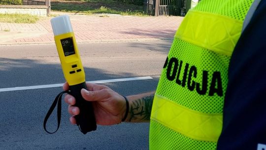 Pijana kierująca uderzyła w budynek w Przasnyszu - nie miała uprawnień do prowadzenia pojazdów