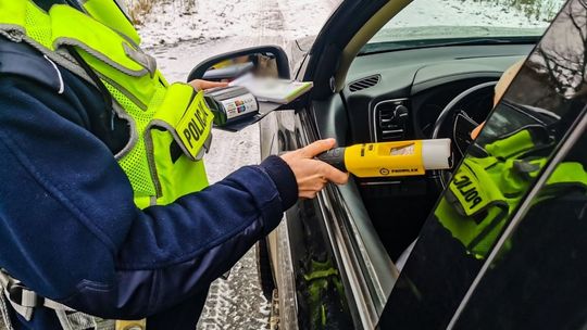 Pijany 24-latek za kierownicą pomimo sądowego zakazu. Grozi mu 5 lat więzienia