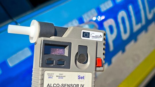 Pijany (3 promile) i z zakazem uderzył w auto w centrum Mławy. Szybki wyrok: rok więzienia i przepadek pojazdu.