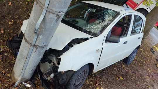Pijany 39-latek uderzył Fiatem w słup w Gąskach
