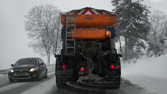 Pijany bez prawa jazdy, z narkotykami - zasnął za kierownicą pługopiaskarki