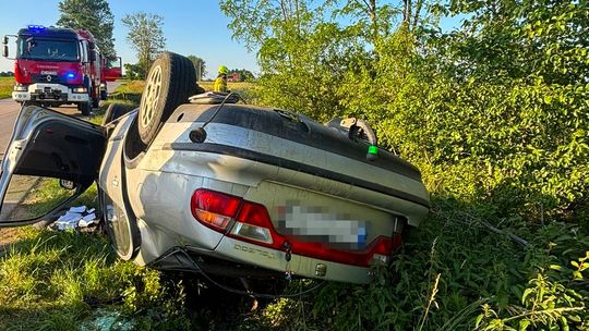 Pijany kierowca dachował i uciekł w zboże. Miał dwa dożywotnie zakazy prowadzenia aut