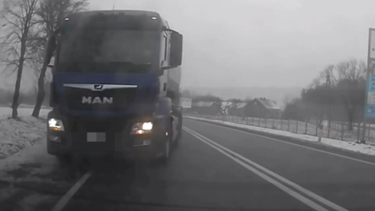 Pijany kierowca mlekowozu doprowadził do niebezpiecznej sytuacji na drodze. Policja udostępnia nagranie ku przestrodze