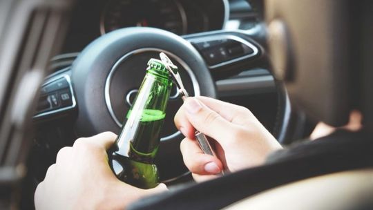 Pijany kierowca Skody zignorował zakaz prowadzenia pojazdów. Grozi mu 5 lat więzienia