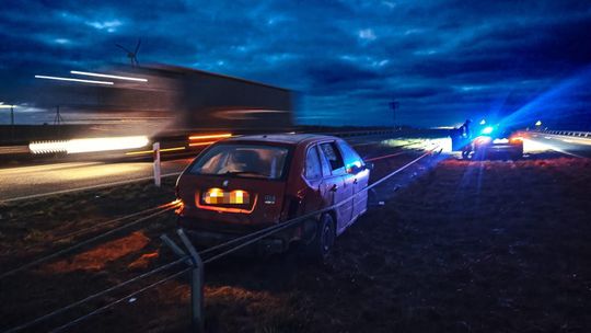 Samochód wbity w bariery ochoronne