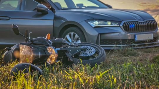 Pijany motocyklem uciekał przed mławską drogówką. 35-latek rozbił się na drodze gruntowej