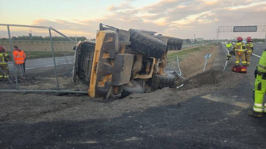 Pijany operator ładowarki wjechał do rowu: 2,5 promila i brak uprawnień