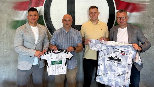 Przedstawiciele APN Olimp Ciechanów i Legia Soccer Schools podpisali umowę o współpracy.