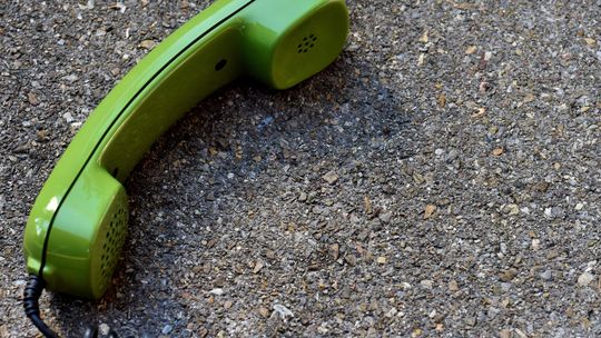 Słuchawka telefonu na podłodze