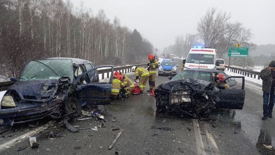 Pilne! Zderzenie trzech osobówek pod Mławą, droga jest zablokowana