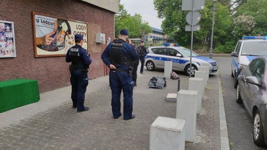 Pilne! Zwłoki kobiety na chodniku w centrum Ciechanowa 