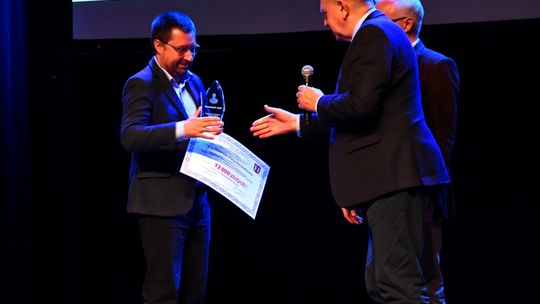 Burmistrz Płońska Andrzej Pietrasik wręcza Nagrodę im. Jędrzejewicza Piotrowi Paluchowskiemu.