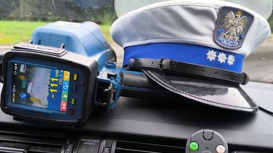 Wnętrze radiowozu z radarem prędkości