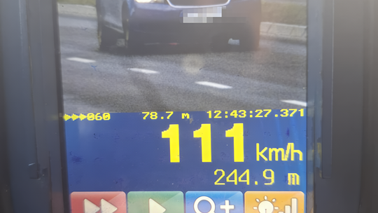 Pirat drogowy zatrzymany w Ciechanowie! Przekroczył prędkość o 61 km/h – stracił prawo jazdy