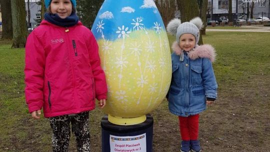 Pisanki w mławskim parku. Pomalowały je dzieci