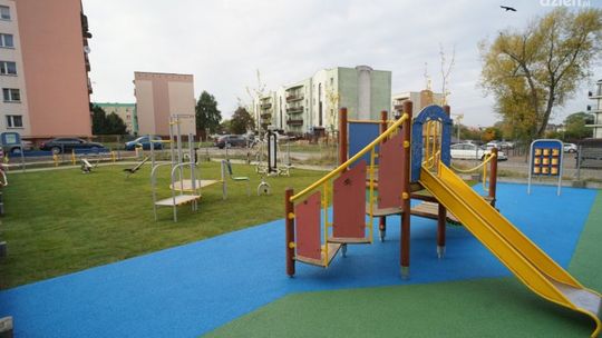 Plac zabaw i siłownia z nową nawierzchnią