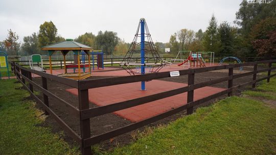 Plac zabaw na błoniach zamkowych odnowiony!