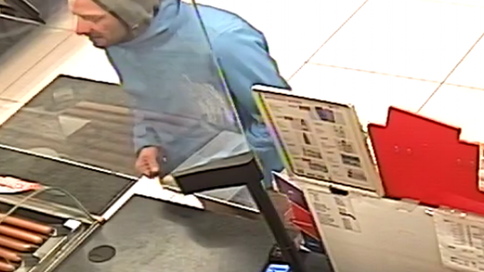 Płacił cudzą kartą, wcześniej wszedł do niezamkniętego mieszkania i ukradł torebkę