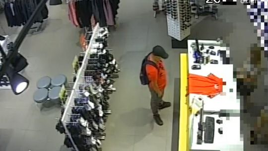 Płacił kradzioną kartą, szuka go policja