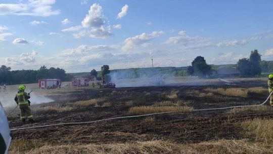 Płoną pola, ścierniska, słoma i sprzęt rolniczy
