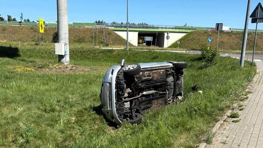 Płońsk: 74-latek zjechał z drogi i dachował. Miał 2 promile alkoholu w organizmie