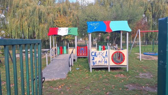 Płońsk mówi „sprawdzam” wandalom. Plac zabaw przy ul. Sarbiewskiego przejdzie rewolucję