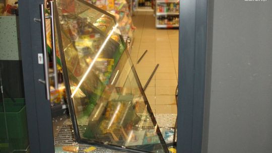 Płońsk. "Pomagał" pracownicy sklepu, a potem ukradł alkohol i papierosy