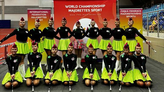 Mażoretki z Płońska w strojach, z medalami na Mistrzostwach Świata w Ostravie.