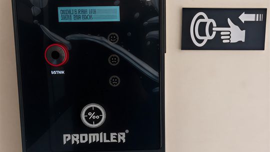 Alkomat na ścianie komendy w Ciechanowie